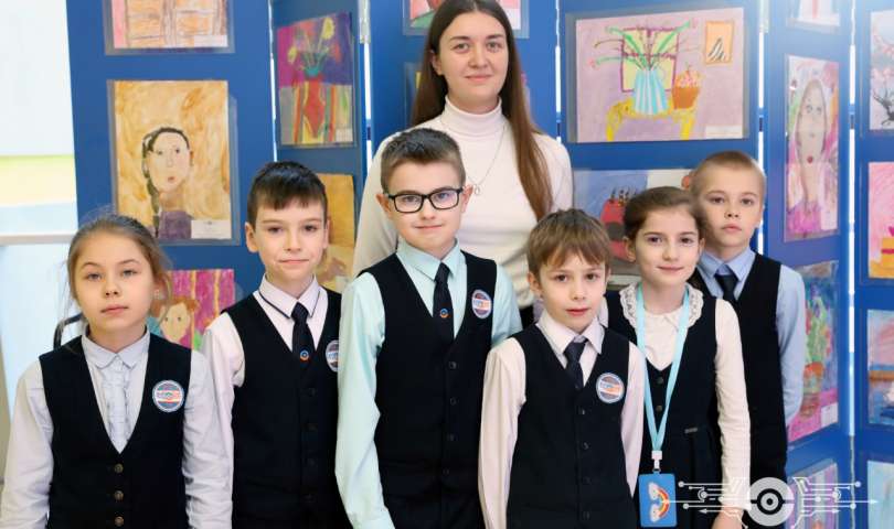 В ИТШ № 777 открылась выставка детских рисунков, посвященных Международному женскому дню
